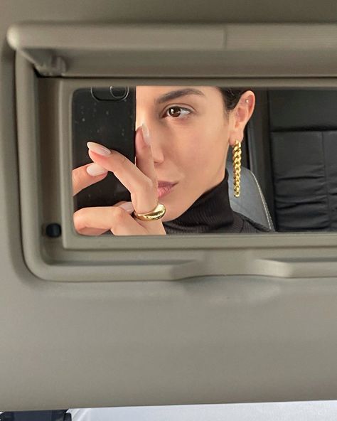 Non Selfie Instagram Ideas, Car Outfit Selfie, Pics To Take In Car, Car Pictures Instagram Outside, Car Pictures Instagram Selfie, Car Selfie Poses Instagram, Car Selfies Instagram Story, Selfie Poses Car, Photos In Car Aesthetic