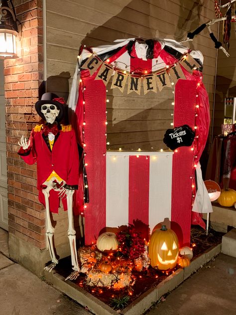 Clowns Halloween Decorations, Scary Carnival, Backyard Halloween Party, Skeleton Decor, Creepy Carnival, Halloween Circus, Decor For Halloween, Ticket Booth, Creepy Halloween Decorations