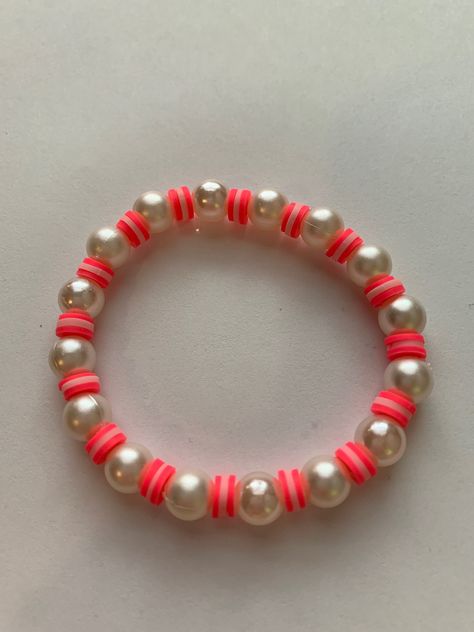 A stretchy bracelet with two shades of pink clay beads with pearls. Pearl Clay Bead Bracelet Ideas, Summer Beads, Make Clay Beads, Bracelet Business, Pink Pearl Bracelet, Pony Bead Bracelets, Clay Bracelets, Jelly Purse, Wrist Stacks