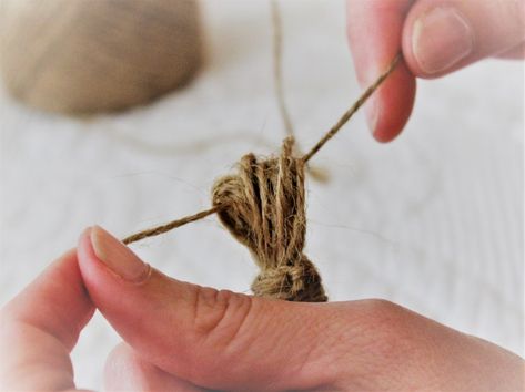 How To Make Wood Bead Garland With Tassels - Beauty For Ashes Beaded Tassels Diy, Wood Beads Diy, Blessing Beads, Wooden Bead Garland, Diy Tassel, Bead Garland, Diy Garland, Wood Bead Garland, Farmhouse Charm