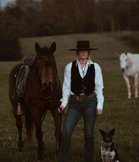 #longlivecowboys #Western #westernfashion #photography #Westernphotography Western Old Money Aesthetic, Old Money Western Aesthetic, Edgy Western Style, Desert Woman, Vintage Western Aesthetic, Edgy Western, Long Live Cowboys, Western Photography, Western Lifestyle