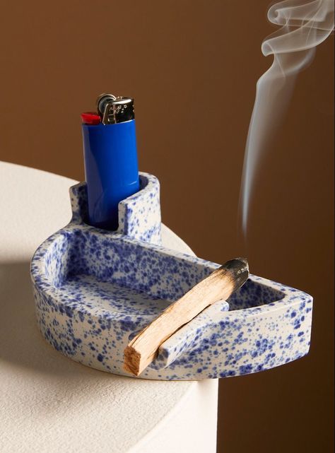 Hand Built Pottery Ashtray, Ceramics Ashtray Pottery, Cool Ceramic Ashtrays, Ceramic Pottery Ashtray, Cute Ashtray Ideas, Diy Ceramic Ashtray, Ash Try Out Of Clay, Diy Ashtray Ideas, Ashtray Pottery Ideas