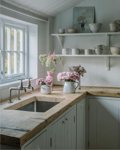 Cottage Kitchen French Cottage Kitchen, Reclaimed Kitchen, Wood Countertops Kitchen, Country Cottage Kitchen, Reclaimed Wood Kitchen, Rustic Kitchen Design, Cottage Kitchens, Farm Kitchen, Cozy Kitchen