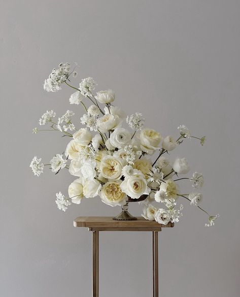 Amazon Flowers, Elegant Bridal Bouquets, Romantic Centerpieces, Florist Tools, White Floral Arrangements, White Flower Arrangements, Orchid Centerpieces, Modern Wedding Flowers, All White Wedding