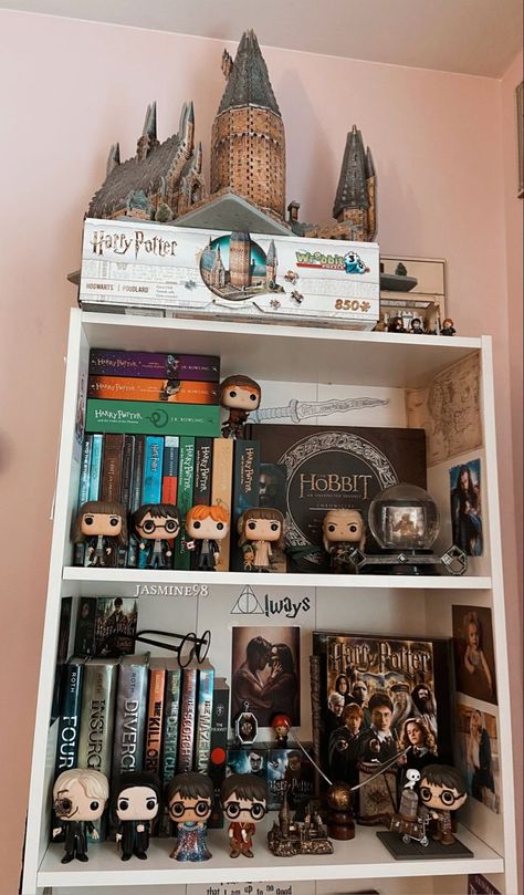 Funko Pop Bookshelf, Book Nerd Room, Hogwarts Room Decor, Harry Potter Room Decor Bedroom Ideas, Funko Pop Aesthetic, Harry Potter Room Decor Diy, Harry Potter Inspired Bedroom, Harry Potter Bookshelf, Funko Display Ideas