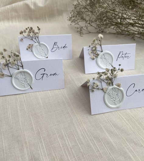 Wedding Guest Name Cards Place Settings, Wax Stamp Place Cards, Wedding Wax Stamp, Guest Place Cards Wedding, Guest Names On Table, Wedding Guest Name Cards, Gypsophila Decoration, Name Card Table, White Wax Seal