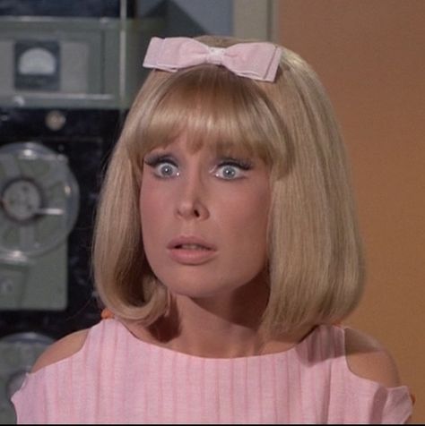 Barbara Eden as Jeannie, those 60s hairstyles... I Dream Of Genie, Short Pixie Bob, 1960s Hair, 60s Hair, Barbara Eden, I Dream Of Jeannie, Dream Of Jeannie, Dazzling Dress, Short Bangs