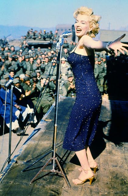 Marilyn Monroe in Korea. 1954 Vestidos Pin Up, Marilyn Monroe Fotos, Estilo Marilyn Monroe, Chuncheon, Vestidos Retro, Joe Dimaggio, Marilyn Monroe Photos, Mia 3, Actrices Hollywood