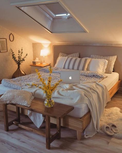 Bedroom With Eaves Ideas, Decorating Sloped Ceilings Bedroom Ideas, Bedroom In Eaves, Attic Guest Room Ideas, Small Bedroom With Sloped Ceiling, Loft Room Layout Ideas, Guest Bedroom Attic, Cosy Attic Bedroom, Attic Guest Room Sloped Ceiling