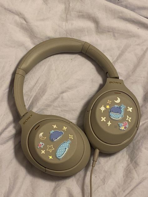 Beige Headphones Outfit, Headphone Sticker Ideas, Sony Headphones Aesthetic Stickers, Sony Headphones Stickers, Preppy Headphones, Customize Headphones, Beige Headphones, Xm4 Aesthetic, Stickers On Headphones