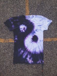 yin yang tie dye                                                                                                                                                                                 More T Shirt Makeover, Ty Dye, Diy Tie Dye Designs, Tie Dye Patterns Diy, Hantverk Diy, Diy Tie Dye Shirts, Hippie Party, Tie Dye Crafts, Diy Tie