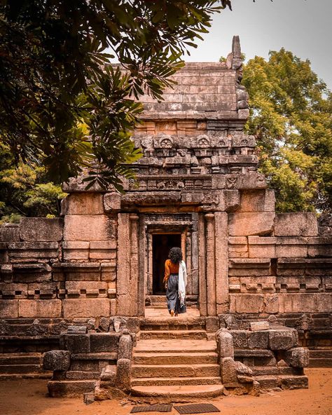 Nalanda Gedige is an ancient complete stone temple situated in Gedige Road in Matale. The temple is affiliated with Hinduism and is dedicated to Lord Vishnu. Photo credit @i_am_n_i_m_a  #travel #ancient #traveller #hindutemple #traveltips #srilankatravel #traveling #travelblogger #temple Vishnu Photo, Dravidian Architecture, Sri Lankan Architecture, History Of Sri Lanka, Temple Entrance, Indian Temple Architecture, Desert House, Stone Temple, Temple Ruins