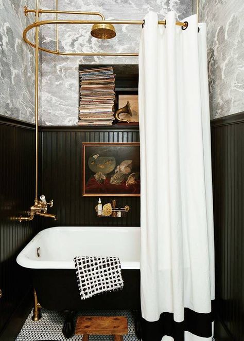 bathroom decor accessories city-chic-bathroom-decor-spring-style Black Tub, Black And White Bathroom, Interior Vintage, Cottage Bathroom, Bad Inspiration, Apartment Bathroom, Small Bathroom Decor, Wainscoting, Beautiful Bathrooms