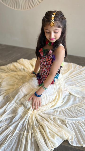 Kids Navratri Outfits, Baby Girl Chaniya Choli Design, Navratri Chaniya Choli For Baby Girl, Garba Jewellery, Naira Dress, Garba Navratri, Dandiya Dress, Chaniya Choli Designs, Designer Dresses Elegant