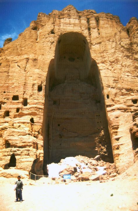 Obscurity fell upon the valley of shining light Imprinted in our collective memory, the destruction of the Buddhas of Bamiyan by the Taliban in 2001 still needs explanation. From Alexander the Great, this is the story of the “valley of shining light” -Bamiyan-, and the numerous efforts to prevent the destruction of the Buddhas. Photo Unesco. #bamiyan #buddha #afghanistan #statue #unesco #culturalheritage #worldheritage #heritage  #worldmonuments #arthistory #worldmonumentsfund #history #monument Standing Buddha Statue, Giant Buddha, Shining Light, Archaeological Discoveries, Buddha Statues, Heritage Center, Alexander The Great, Ancient Civilizations, Unesco World Heritage Site