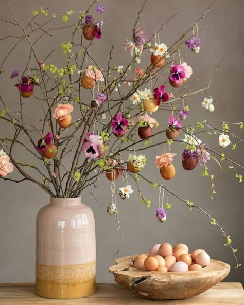 Modern Easter Decor, Modern Easter, Easter Flower Arrangements, Home Decor Ideas Living Room, Easter Inspiration, Easter Flowers, Easter Decorations Vintage, Home Decoration Ideas, Easter Traditions