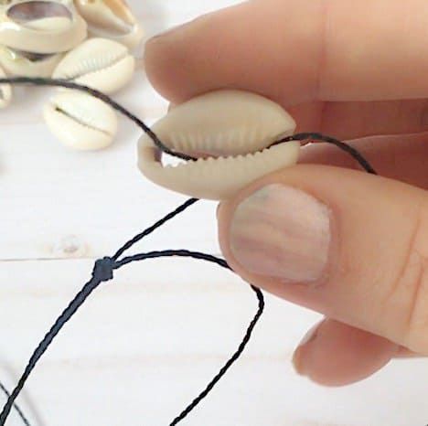 VSCO Girl Shell Necklace Easy DIY Tutorial - Crafting on the Fly #BeadingPatterns #BeadedInstructions #BeadedAnimalsInstructions #StepByStepBeadingInstructions Diy Bracelets Step By Step, Shell Necklace Diy, Tutorial Vsco, Diy Necklaces Tutorial, Seashell Projects, Necklace Shell, Cowrie Shell Necklace, Bead Embroidery Tutorial, Girl Necklace