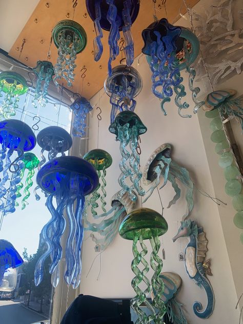 Ocean Themed Bathroom Aesthetic, Ceiling Decor Aesthetic, Jellyfish Ceiling Decor, 2000s Aquarium Core, Seni Pastel, Ocean Room, Mermaid Kids, Easy Diys, Beachy Room