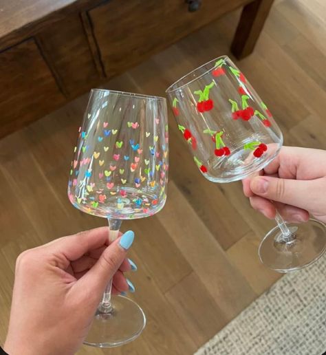 Paint Night Wine Glasses, Painting A Wine Glass Diy, Galentines Party Wine Glass Painting, Cute Painted Glasses, Painted Wine Glasses Aesthetic, Aesthetic Wine Glass Painting, Cherry Wine Glass Painting, Wine Night Crafts, Wine And Paint Night Aesthetic