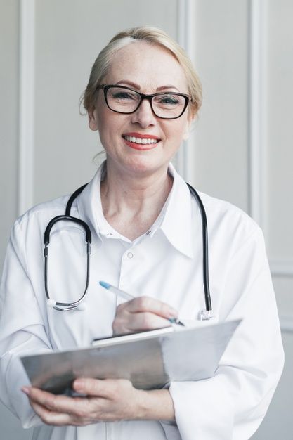 Doctora con un informe médico Foto gratis | Free Photo #Freepik #photo #freefamilia #freemujer #freemedico #freesalud Foto Doctor, Urgent Care Clinic, Headshots Women, Hospital Nurse, Family Wellness, Care Hospital, Skin Care Order, Business Headshots, Female Doctor