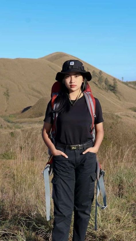 Elevate your outdoor experience with these stylish and functional adventure outfits. From rugged-chic ensembles to nature-inspired looks, embrace the essence of adventure in every step. #AdventureOutfit #OutdoorStyle #ExploreInAesthetic Tracking Outfit Women Mountain, Spring Hiking Outfits, Hiking Poses, Trekking Outfit Women, Camping Outfit, Trekking Outfit, Solo Hiking, Nature Outfits, Cute Hiking Outfit