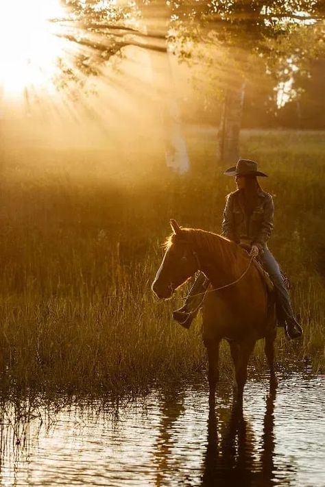 Feeding Horses, Equine Photography Poses, Horse Senior Pictures, Horse Photography Poses, Foto Cowgirl, Pictures With Horses, Cowgirl Magazine, Horse Feed, Cowgirl And Horse