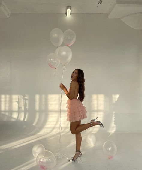 Birthday Photoshoot Ideas Balloons, Birthday Photoshoot 23, Photoshoot Poses Black Women, Birthday Fotoshoot Ideas, Bday Pics Instagram, Aesthetic Bday Pics, Outdoor Birthday Photoshoot, Birthday Photoshoot Outfits, 25 Birthday Photoshoot