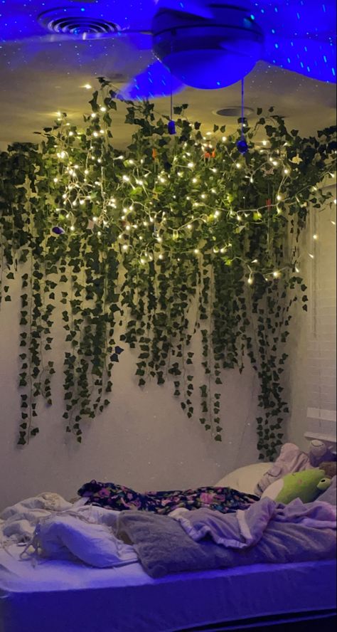 Fairy Bedroom Decor Ideas, Vines And Twinkle Lights Bedroom, Moss Room Ideas, Mystical Living Room Ideas, Pandora Avatar Room Ideas, Pandora Room Ideas, Wisteria Aesthetic Room, Vines And Flowers On Ceiling Bedroom, Mystical Forest Bedroom