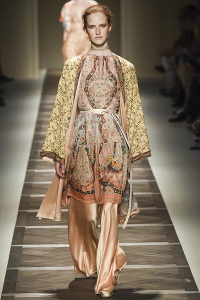 White Couture, Moda Hippie, Milano Fashion Week, Moda Boho, Paisley Dress, Runway Collection, 2016 Fashion, Fashion Mode, Kebaya