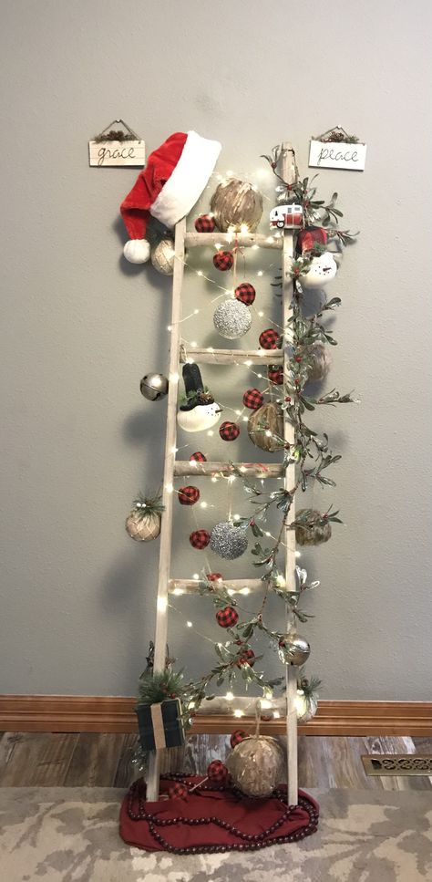 Christmas Tree Garland On Wall, Ladder Decor For Christmas, Xmas Ladder Ideas, Diy Christmas Ladder Ideas, Christmas Ladder Shelf Decor, Ladder Shelf Christmas, Diy Christmas Ladder, Ladder Decor Christmas, Wooden Ladder Christmas Tree