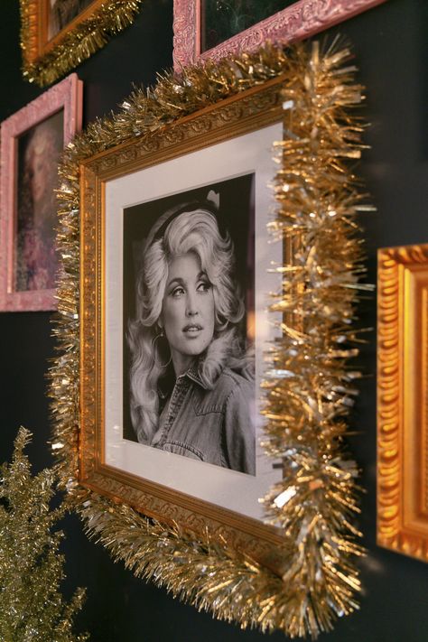 The Graduate Nashville's Dolly Parton-Themed Suite Gets Dressed Up for the Holidays | Southern Living Dress Up Accessories, Gaudy Christmas Decorations, Dolly Christmas Party, Maximalist Decor Christmas, Bright Decor Ideas, Eclectic Holiday Decor, Dolly Parton Christmas Party, Dolly Parton Bathroom, Dolly Parton Room Decor