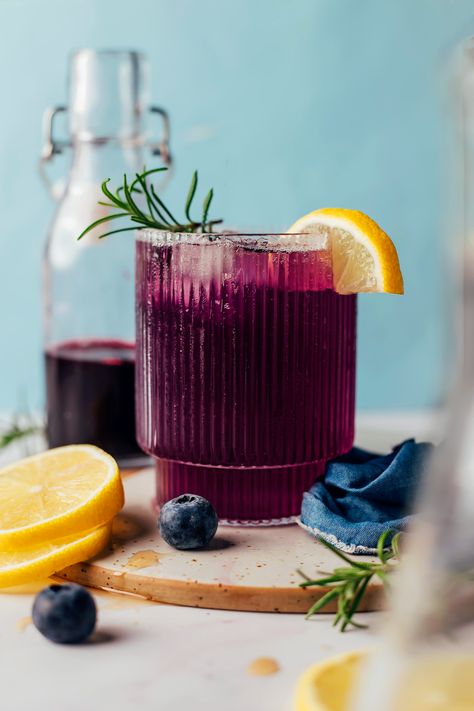 Blueberry Mocktail, Ginger Mocktail, Mock Cocktails, Resep Koktail, Purple Drinks, Mocktail Recipes, Blueberry Syrup, Minimalist Baker, Sparkling Cider