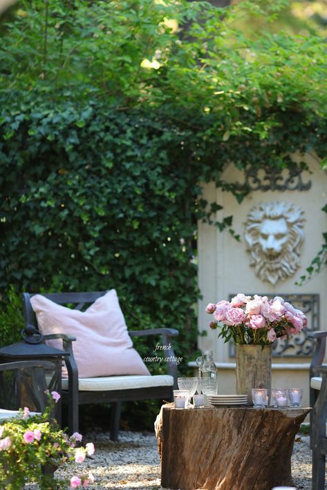 Inspired and romantic living, entertaining, traveling and decorating in a French Country Cottage in the California countryside. English Garden Patio, French Country Rug, French Patio, Country Garden Decor, Gravel Patio, French Country Garden, Cottage Garden Design, Country Cottage Decor, Outdoor Entertaining Spaces