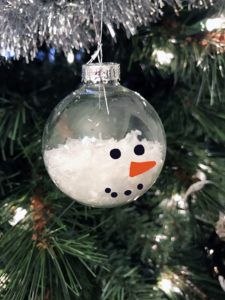 This is the easiest every snowman Christmas ornament! Clear Ornament Ideas For Kids, Clear Ornament Ideas, Ornament Ideas For Kids, Diy Schneemann, Snow Ornaments, Make A Snowman, Christmas Kindergarten, Clear Ornaments, Snowman Christmas Ornaments