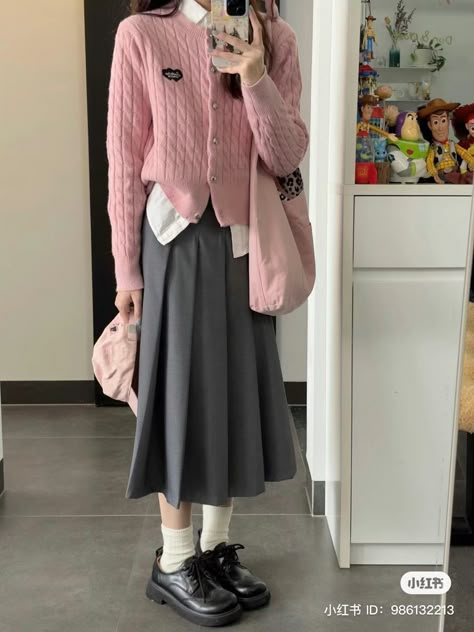 Grey Modest Outfit, Kawaii Business Casual, Grey And Pink Outfit, Japanese Fashion Women Casual, Pink And Grey Outfit, Japan Clothes, Long Skirt Fashion, Muslim Outfits Casual, Everyday Fashion Outfits