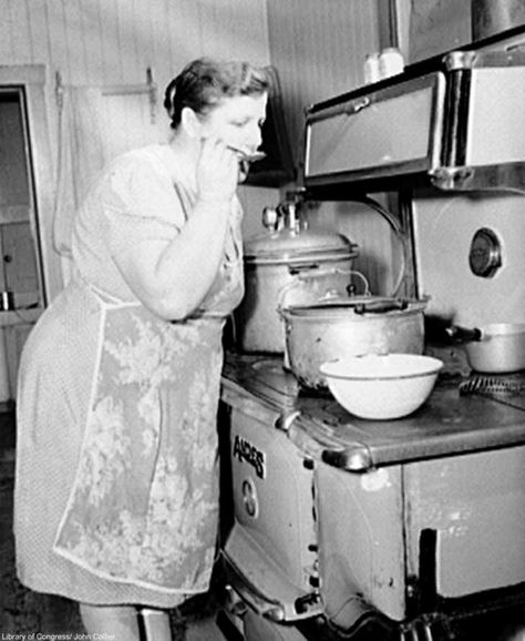 10 Things Grandma Would Always Make From Scratch | Page 2 | Dusty Old Thing Candid Pics, Vintage Housewife, Vintage Lifestyle, Grandmas House, Old Kitchen, Vintage Life, Vintage Pictures, The Good Old Days, Vintage Photographs