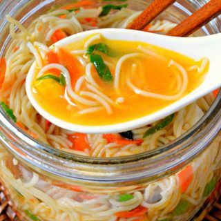 Cup Of Soup Recipes, Cup Of Noodles Recipes, Diy Cup Of Noodles, Jar Soups, Cup Of Noodles, Mason Jar Lunch, Soup In A Jar, Noodles Soup, Cup Of Soup