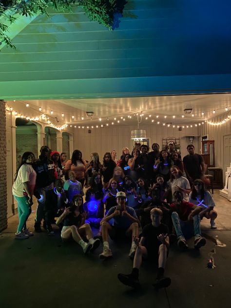 Party House Ideas, Frat Basement, Frat Room, High School Halloween Party, Party Vibes Aesthetic, Frat Party Aesthetic, Party Garage, Fun Time With Friends, High School Halloween