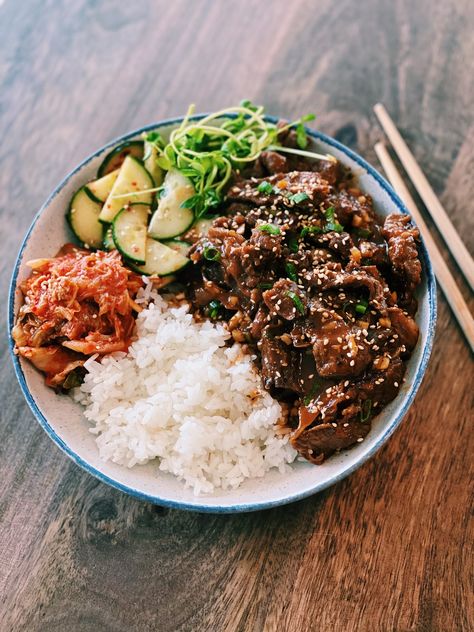 Spicy Bulgogi, Spicy Korean Beef, Beef Bulgogi Recipe, Koreansk Mat, Tiffy Cooks, Bulgogi Recipe, Beef Bowls, Bulgogi Beef, Spicy Beef