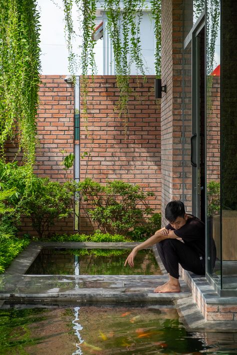 Fishpond Ideas, Curtain House, Kolam Koi, Red Brick Walls, Garden Pond Design, Shigeru Ban, Compact House, Desain Lanskap, Koi Fish Pond