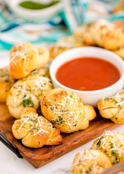 These soft, buttery Homemade Garlic Knots come out of the oven tasting and smelling amazing. Dip them in marinara sauce as an easy appetizer recipe. #recipes Eggless Appetizers, Homemade Garlic Knots, Garlic Knots Recipe, Crescent Recipes, Easy Starters, Garlic Knots, Gnocchi Soup, Homemade Ranch Dressing, Wedding Soup