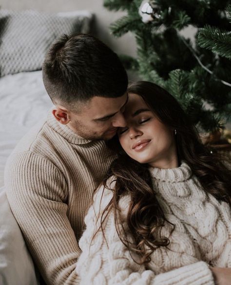 Indoor Winter Couple Photoshoot, Holiday Couple Photoshoot Ideas, Christmas Kitchen Photoshoot Couple, Holiday Photoshoot Couple Outfits, Christmas Portraits Couples, Couples Christmas Mini Session, Xmas Couple Photoshoot, Cute Christmas Photo Ideas For Couples, Winter Indoor Photoshoot