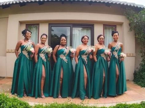 Bridesmaids Traditional Dresses, Wedding Maids Dress Designs, Emerald Green Bridesmaid Dresses Black Women, Traditional Wedding Bridesmaid Dresses, African Maid Of Honour Dresses, African Traditional Dresses Wedding, Traditional Bridesmaid Dresses African, African Bridesmaid Dresses Styles, Bridal Maids Dresses Style