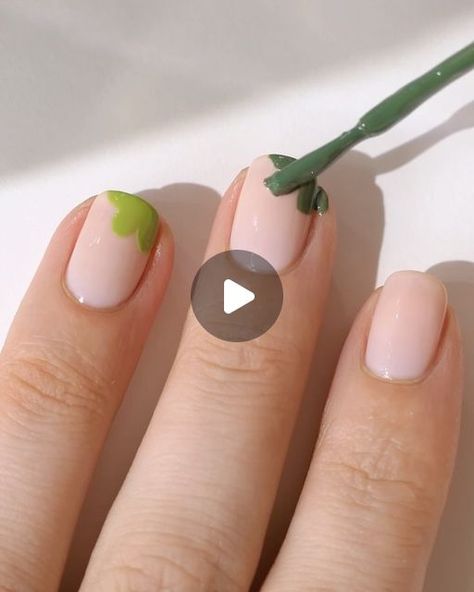 Simple Nail Art To Do At Home, Easy Flower Nail Design, Easy Flower Nail Art Step By Step, Flowers On Nails Simple, Easy Flower Nails, Nails St Patrick, Easy Gel Nail Art, Nail Inspo Natural Nails, Natural Nails Spring