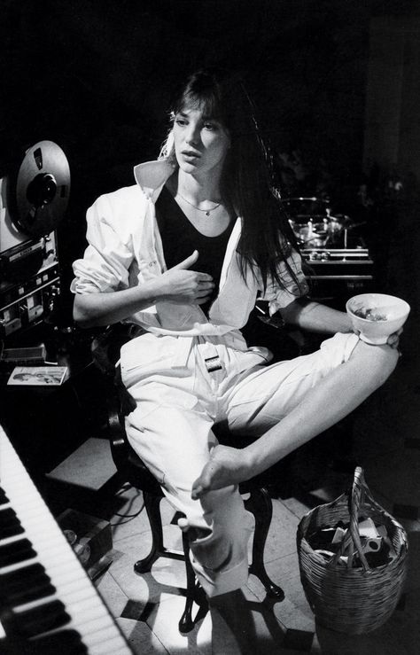 Jane Birkin sitting at Serge Gainsbourg’s piano in their Rue de Verneuil house in Paris, 1970s. Photo by Mary Russell Mary Russell, Kate Barry, House In Paris, Old Piano, French Icons, English Accent, Baby Jane, Best Actress Award, Serge Gainsbourg