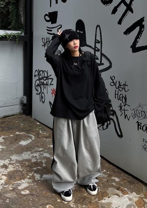 Oversized School Outfit, Baggy Airport Outfit, Dark Baggy Outfits, Baggy Dance Outfit, Baggy Sporty Outfit, Super Baggy Outfit, Baggy Tomboy Outfits, Baggy Joggers Outfit Women, Baggy Women Outfits