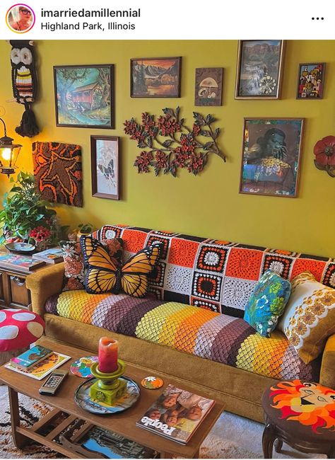 Gold Eclectic Living Room, 60s 70s Decor, Kitsch Interior Design, Montana Apartment, 70 Interior Design 1970s Decor, Maximalist Inspiration, Modern 70s Living Room, 70 House, 70s Living Room Aesthetic