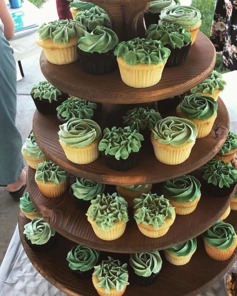 Succulent Cupcakes Bohemian Baby Shower Ideas, Succulent Cupcakes, Gateau Baby Shower, Bohemian Baby Shower, Fiesta Tropical, Chic Baby Shower, Bohemian Baby, Green Baby Shower, Nature Baby Shower