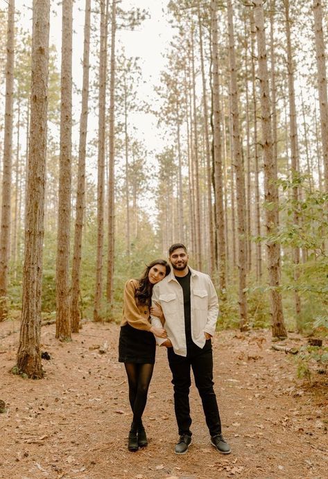 Fall Couple Pictures, Fall Photoshoot Ideas, Portret Feminin, Forest Engagement Photos, Fall Couple Photos, Engagement Photo Outfits Fall, Fall Photo Shoot Outfits, Wedding Fotos, Engagement Picture Outfits