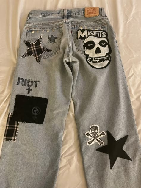 Diy Grunge Clothes, Grunge Pants, Punk Fashion Diy, Patch Pants, Alt Clothes, Punk Patches, Upcycle Clothes Diy, Diy Jacket, Diy Clothes Design